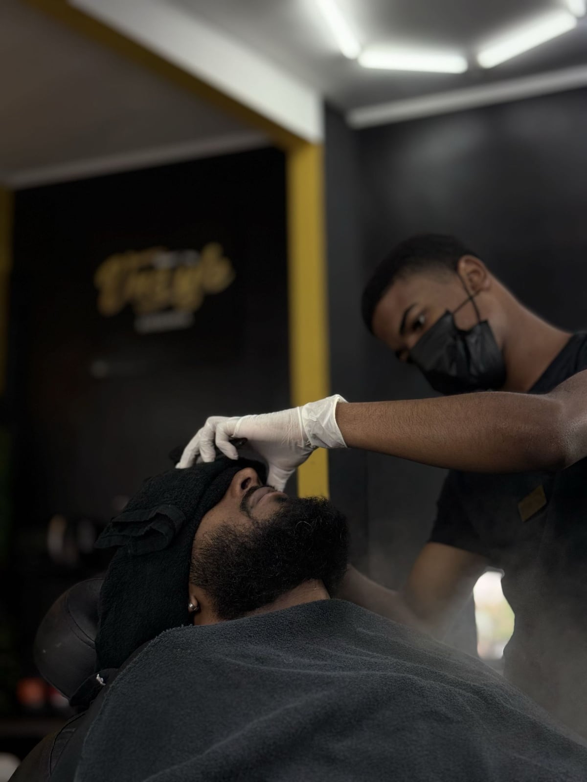 Cuidado de barba com toalha e vapor na VNS Style