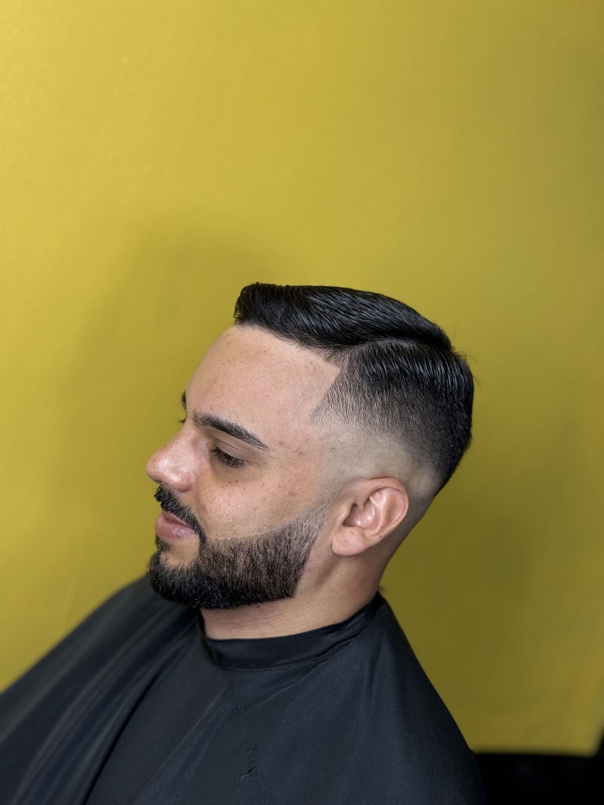 Corte masculino com degradê e barba finalizados na VNS Style